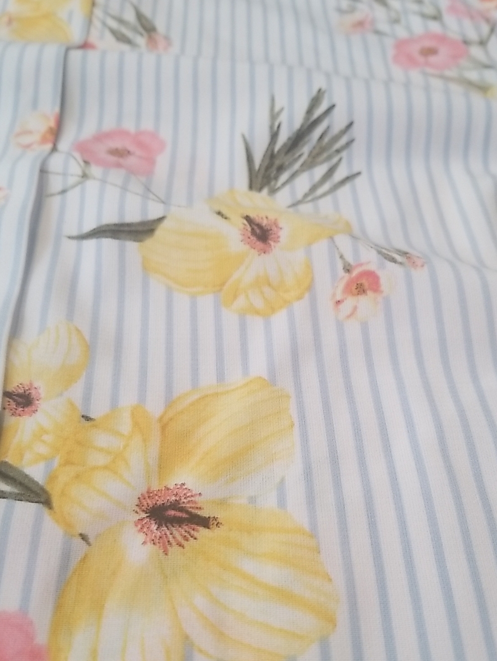 CeCe womens top size Small blue yellow pink fabric w/ cap sleeve EUC - Picture 6 of 6